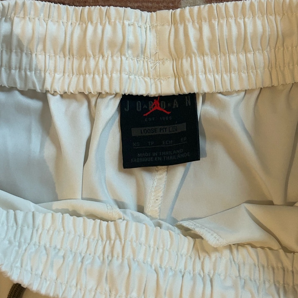 Jordan Cream Loose Fit Shorts - Picture 3 of 3